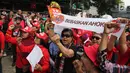 Massa pro Basuki Tjahaja Purnama atau Ahok yang tergabung dalam Komunitas Bangsa Bersatu melakukan aksi di depan PN Jakarta Utara, Senin (26/2). Mereka mendukung peninjauan kembali (PK) yang diajukan oleh Ahok. (Liputan6.com/Arya Manggala)