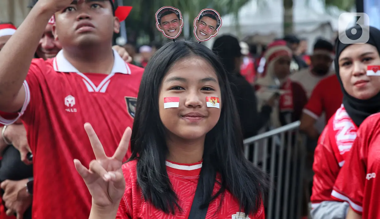 Beberapa suporter rela mencat bagian wajah sebagai bentuk totalitas mendukung timnas Indonesia. (Liputan6.com/Angga Yuniar)