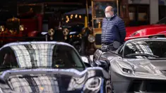 Seorang pria yang mengenakan masker mengunjungi Autoworld di Brussel, Belgia, (18/5/2020). Belgia pada Senin (18/5) memasuki pelonggaran pembatasan tahap kedua dengan sekolah-sekolah membuka kembali beberapa kelas di bawah persyaratan organisasi yang ketat. (Xinhua/Zhang Cheng)