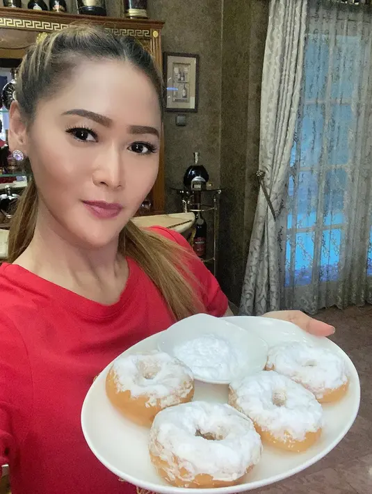 Selama karantina di rumah, Inul sudah membuat donat, cheese cake, hingga pancake. Aktivitas membuat kue ini dianggapnya sebagai aktivitas positif selama mengabiskan waktu di rumah. (Liputan6.com/IG/@inul.d).