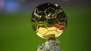 Penghargaan pesepak bola terbaik di dunia, Ballon d'Or edisi tahun 2021 tak lama lagi akan digelar. France Football sebagai penyelenggara telah merilis 30 nama nominasi. Tercatat, ada 5 dari para nominasi yang berusia tak lagi muda, di atas 34 tahun. Siapa saja? (AFP/Gabriel Bouys)