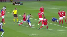 Porto sukses kalahkan rival sesama papan atas Benfica dengan skor tipis 1-0 dan merebut posisi puncak klasemen sementara Liga Port...