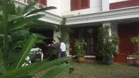 Pengacara Otto Hasibuan mendatangi rumah Prabowo di Jalan Kartanegara.