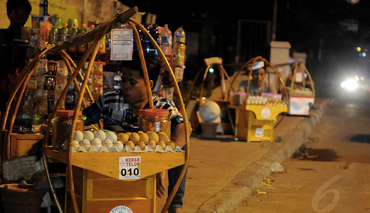 Jajaran pedagang makan khas Betawi yaitu kerak telor ikut meramaikan ajang pameran tahunan tersebut, Jakarta, Jumat (6/6/14). (Liputan6.com/Faisal R Syam)