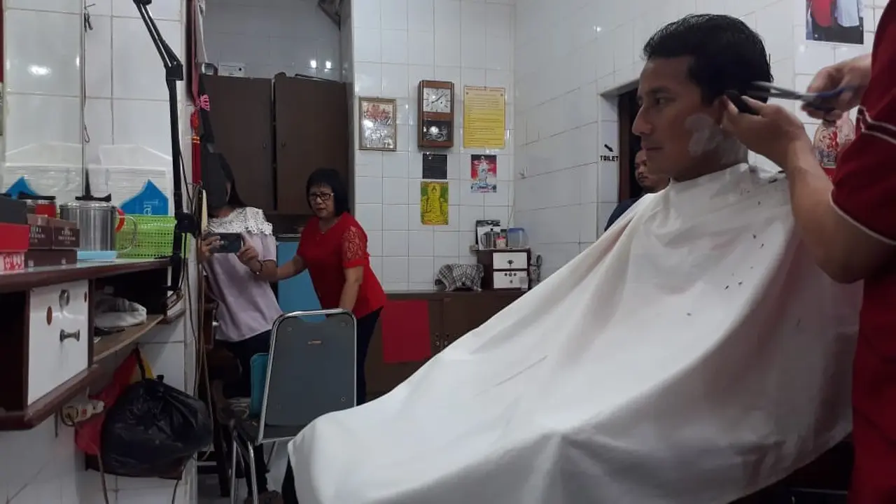 Sandiaga Uno cukur rambut
