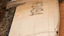 Puing sayap pesawat penumpang Douglas DC-3 yang jatuh di provinsi dataran Kolombia, Meta, San Martin, Kolombia (9/3). Pesawat bermesin ganda jatuh dalam penerbangan di antara dua kota yakni San Jose del Guaviare dan Vilavicencio. (Reuters/Santiago Molina)