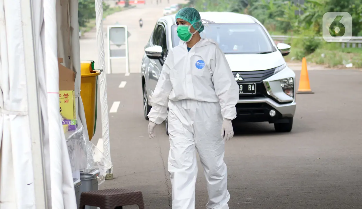 Petugas medis bersiap melakukan tes cepat diagnosa COVID-19 yang digelar secara drive thru di titik pengecekan Terminal Jatijajar, Depok, Jawa Barat, Kamis (28/5/2020). Tes cepat ini hasilnya langsung dikonfirmasi dan dilaksanakan hingga Jumat (29/5). (Liputan6.com/Helmi Fithriansyah)