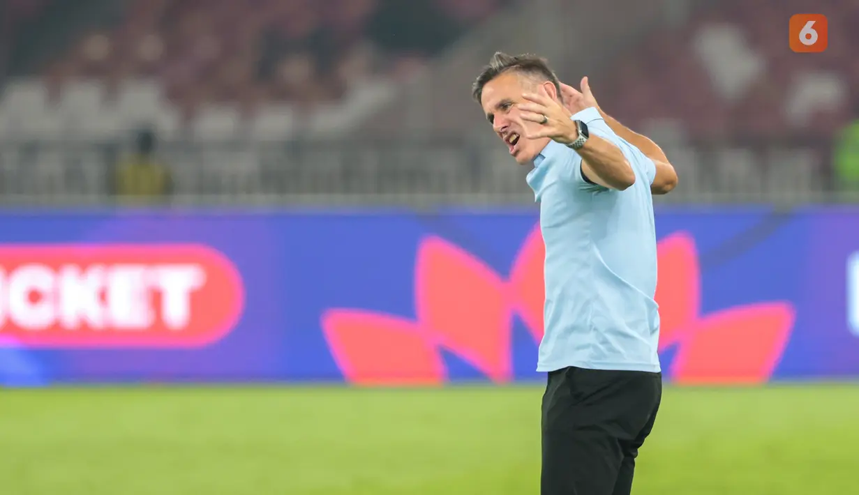 Pelatih Timnas Indonesia John Herdman memberikan semangat kepada para pemainnya saat laga panas melawan Bangladesh pada pertandingan Grup A FIFA ASEAN Cup 2026 di Jakarta, Kamis (1/10/2026). (KLY/Budy Santoso)