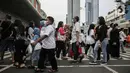 Warga berjalan di pedestrian kawasan Bundaran Hotel Indonesia (HI), Jakarta, Sabtu (30/12/2023). (Liputan6.com/Faizal Fanani)