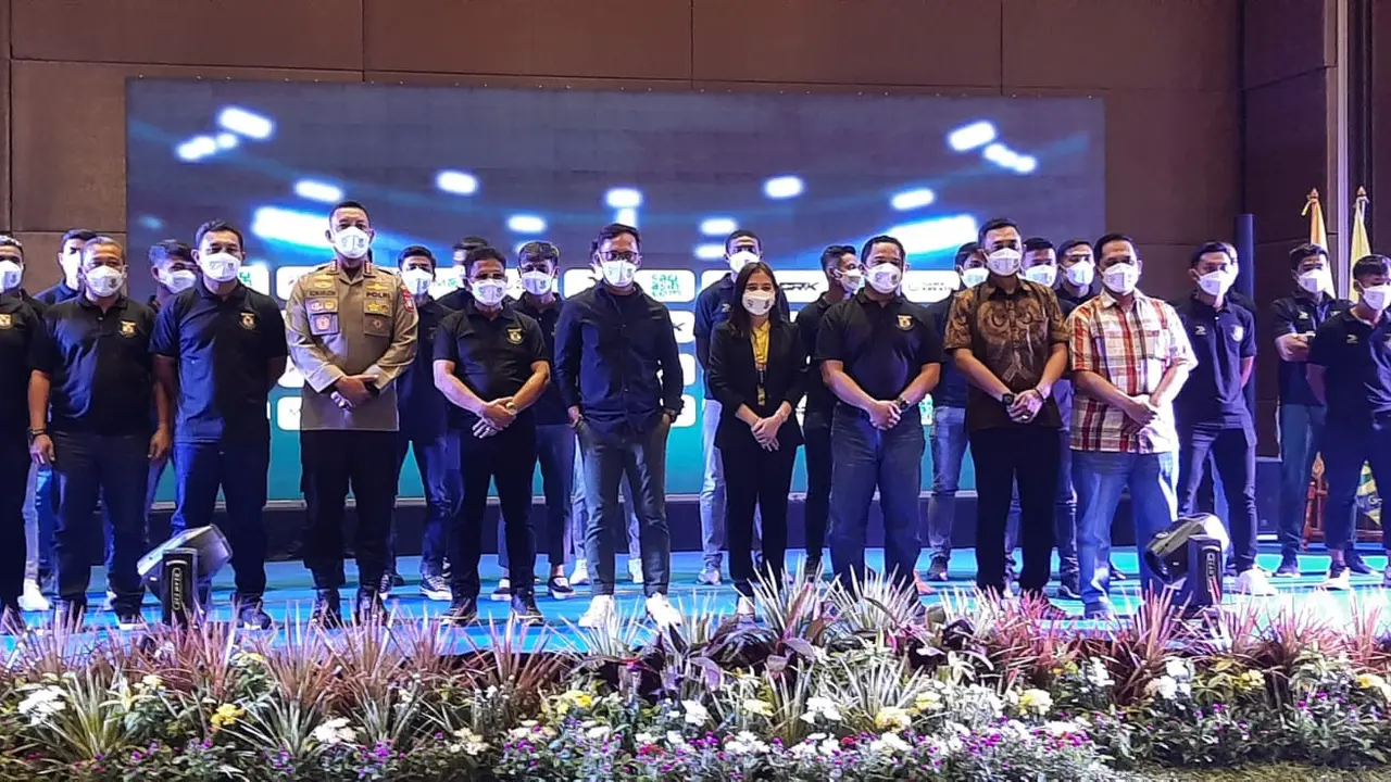 Prilly Latuconsina resmi diperkenalkan sebagai pemilik Persikota Tangerang (Liputan6.com/Pramita Tristiawati)