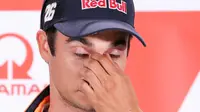 Pembalap Repsol Honda, Dani Pedrosa menghadiri sesi konferensi pers jelang MotoGP Jerman di Hohenstein-Ernstthai, Kamis (12/7). Keputusan pensiun akan menyudahi 18 tahun perjalanan karier Pedrosa sebagai pebalap profesional. (Jan Woitas/dpa via AP)