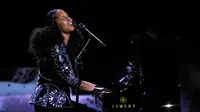 Aksi Alicia Keys memainkan piano saat membawakan lagu dalam acara WE Day California di Inglewood, California, AS (27/4). Penyanyi 36 tahun ini memutuskan tidak mengenakan make up sejak penampilannya di MTV VMA 2016. (AP Photo/Chris Pizzello)