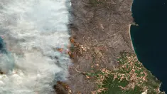 Gambar satelit yang dirilis oleh Maxar Technologies ini menunjukkan kebakaran hutan yang membakar utara Athena, Yunani di pulau Evia (8/8/2021). Pilar asap dan abu yang mengepul mengubah langit berwarna jingga di atas pulau terbesar kedua di Yunani. (Satellite image ©2021 Maxar Technologies via AP)