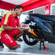 Pemilik motor disarankan untuk membeli oli Pertamina Lubricants di outlet resmi, salah satunya Enduro Motor Service. (Dok: Pertamina)