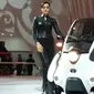 Toyota  i-Road dikemudikan oleh model cantik yang dibalut busana long dress hitam nan seksi.