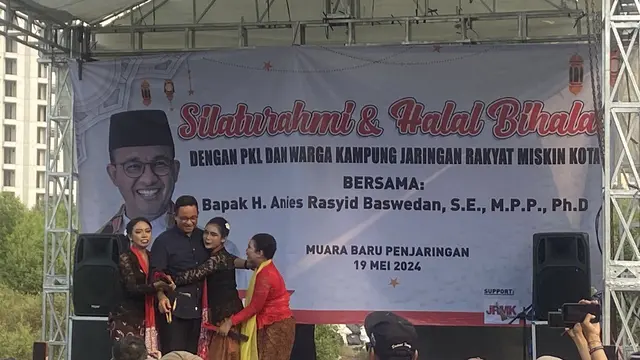 Mantan calon presiden 2024-2029 nomor urut 1, Anies Baswedan saat menyambangi Kampung Muara Baru Penjaringan, Jakarta Utara, Minggu (19/5/2024).