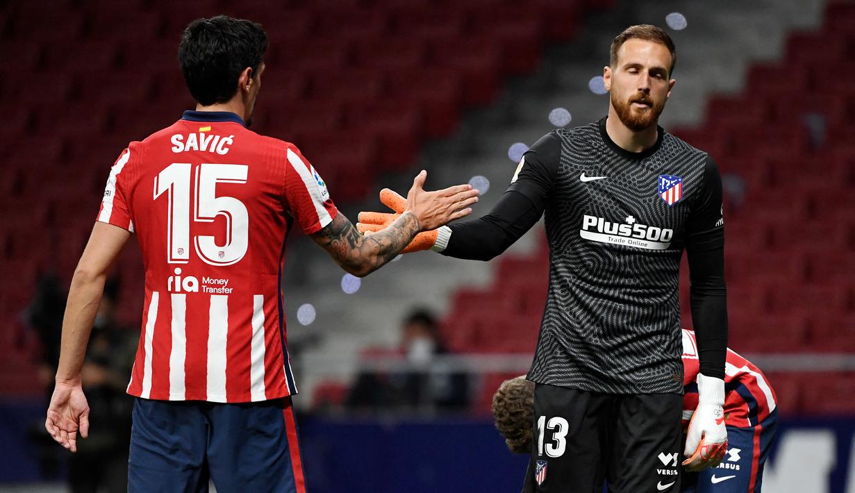 Jan Oblak. Kiper Atletico Madrid berusia 28 tahun ini mampu membawa timnya menjuarai LaLiga musim 2020/2021 lalu. Ia juga menjadi kiper dengan catatan clean sheets terbanyak di LaLiga musim lalu dengan torehan 18 kali clean sheets. (AFP/Pierre-Philippe Marcou)