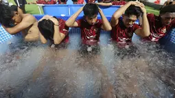 Ice bath atau berendam dengan air es umumnya dilakukan setelah melakukan aktivitas fisik yang berat. (Bola.com/M Iqbal Ichsan)