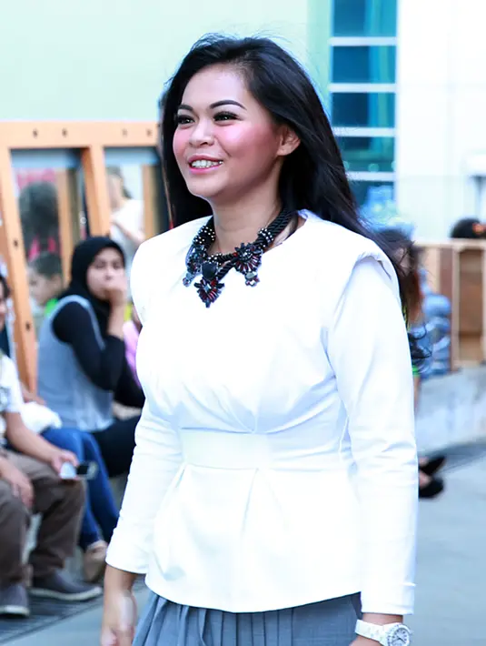 Putri Selaras Oesman sering membawakan masakan ayam rebus ke lokasi syuting Tarra Budiman. (Deki Prayoga/Bintang.com)