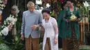 Ibunda Chacha di temani kakak Chacha, Ardean Frickado yang nanti di jadikan sebagai wali nikah chacha mengantikan ayahandanya. (Galih W. Satria/Bintang.com)