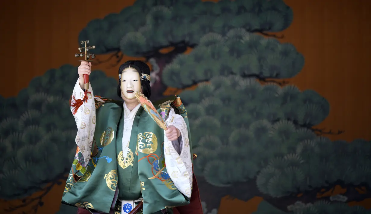 Seorang penari menampilkan drama tari "Noh" selama festival dua tahunan yang disebut "Kanda Matsuri" di kuil Kanda di Tokyo (18/5/2022). Mereka mengatakan itu adalah salah satu dari tiga festival Shinto utama di Tokyo, bahkan dianggap oleh beberapa orang sebagai salah satu dari tiga festival Shinto terpenting di Jepang. (AP Photo/Eugene Hoshiko)