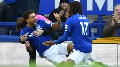 Pemain Everton Dominic Calvert-Lewin (kedua kiri) melakukan selebrasi usai mencetak gol ke gawang Chelsea pada pertandingan Liga Inggris di Goodison Park, Liverpool, Inggris, Sabtu (7/12/2019). Everton menang 3-1. (Paul ELLIS/AFP)