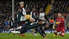 Arsenal baru saja menelan kekalahan ke-4 di Liga Inggris musim 2023/2024 setelah takluk 1-2 dari sesama tim asal London, Fulham di Craven Cottage, London, Minggu (31/12/2023). Kekalahan di pengujung tahun 2023 tersebut nyatanya ada andil dari 3 mantan pemain Arsenal yang kini membela Fulham. Berikut ketiga eks Arsenal tersebut. (AP Photo/Alastair Grant)