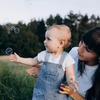 Ibu dan anak yang sedang bermain gelembung (Foto: Freepik/freepic.diller).
