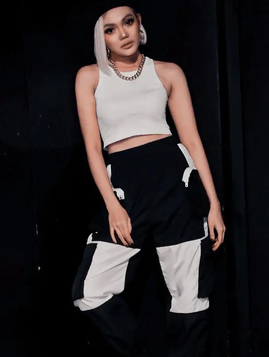 Rina Nose bahkan menyebut dirinya dengan julukan Agnez Bro. Tak ketinggalan artis Show Imah menyebutnya dengan julukan Agnez Moh. (Liputan6.com/IG/@rinanose16).