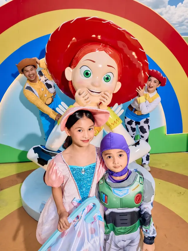 Sambut Toy Story 5, Keluarga Chelsea Olivia dan Glenn Alinskie Kompak Cosplay Jadi Karakter Woody hingga Jessie