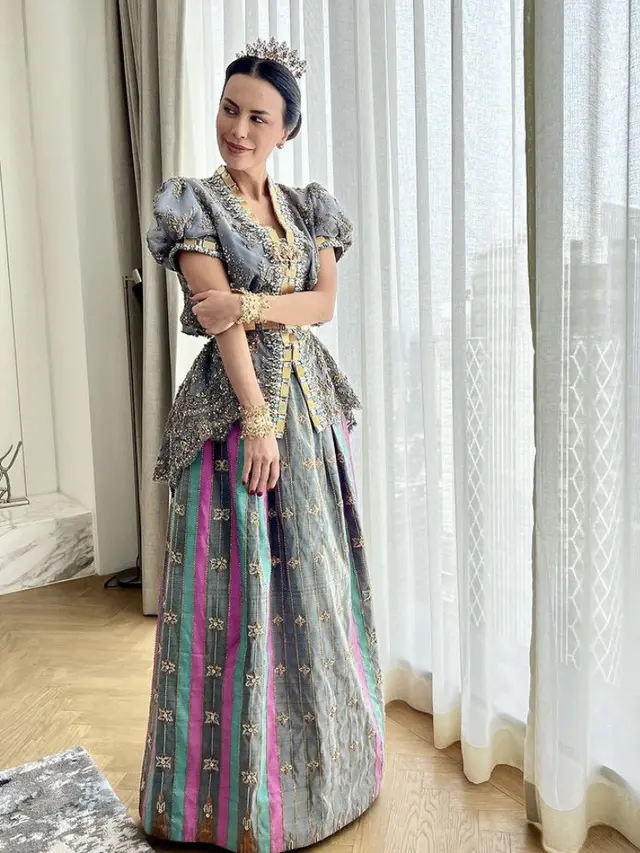 Sophia Latjuba kenakan baju bodo