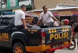 Polisi mengamankan pelaku penusukan di Pringsewu, Lampung yang sempat diamuk massa. (Istimewa)