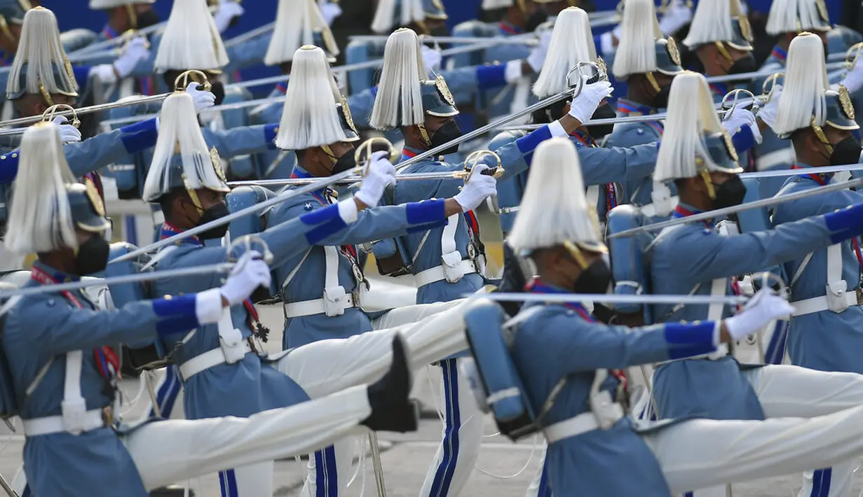 Taruna Angkatan Udara berbaris selama parade militer menandai Hari Kemerdekaan di Caracas, Venezuela, Senin (5/7/2021). Venezuela menandai 210 tahun deklarasi kemerdekaan mereka dari Spanyol. (AP Photo/Matias Delacroix)