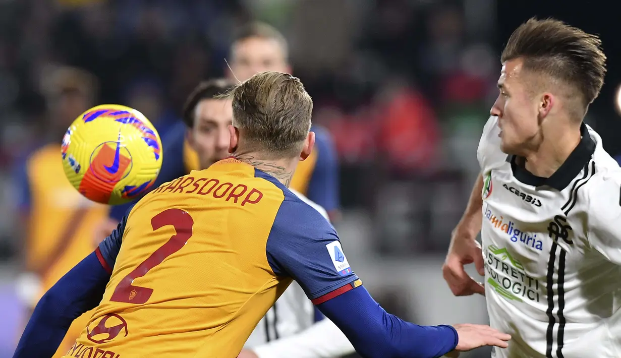 Bek AS Roma, Rick Karsdorp berebut bola dengan pemain Spezia, Arkadiusz Reca pada pertandingan lanjutan Liga Serie A Italia di Stadion Alberto Picco di La Spezia, Italia, Senin (28/2/2022). AS Roma menang tipis atas Spezia 1-0. (Tano Pecoraro/LaPresse via AP)