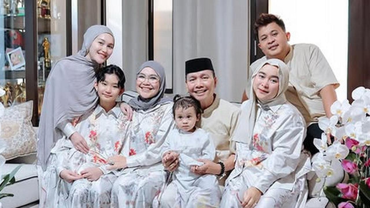 Potret Ayu Ting Ting Kompak Bareng Keluarga Rayakan Idul Adha 2025 dengan Seragam dan Kurban Sapi Limosin