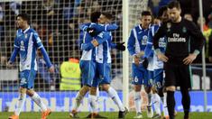 Para pemain Espanyol merayakan kemenangan atas Real Madrid pada laga La Liga di Stadion RCDE, Barcelona, Selasa (27/2/2018). Espanyol menang 1-0 atas Real Madrid. (AFP/Josep Lago)