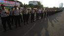 Aparat kepolisian saat mengikuti apel gelar pasukan pengamanan malam takbiran di Lapangan Silang Monas, Jakarta Pusat, Selasa (4/6/2019). Polres Jakarta Pusat menurunkan lima ribu personel kepolisian untuk mengamankan malam takbiran. (merdeka.com/Imam Buhori)