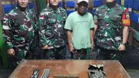 Seorang warga menyerahkan amunisi yang sempat disimpan selalam 3 bulan kepada Satgas Pamtas 132/BS di Kabupaten Keerom, Papua, Minggu (19/3/2023). Foto: Istimewa.