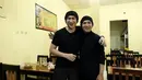 Anji dan tukang Sate Padang yang mirip dirinya sukses membuat konten prank yang menyasar ke para pelanggan. (Foto: YouTube/dunia MANJI)