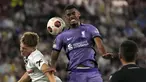 Pemain Liverpool, Ryan Gravenberch (tengah) berebut bola dengan pemain  Linzer ASK pada laga Grup E Liga Europa 2023/2024 di Linz, Austria, Jumat (22/09/2023). Laga tersebut menjadi debut bagi Ryan Gravenberch bersama Liverpool. (AP Photo/Matthias Schrader)