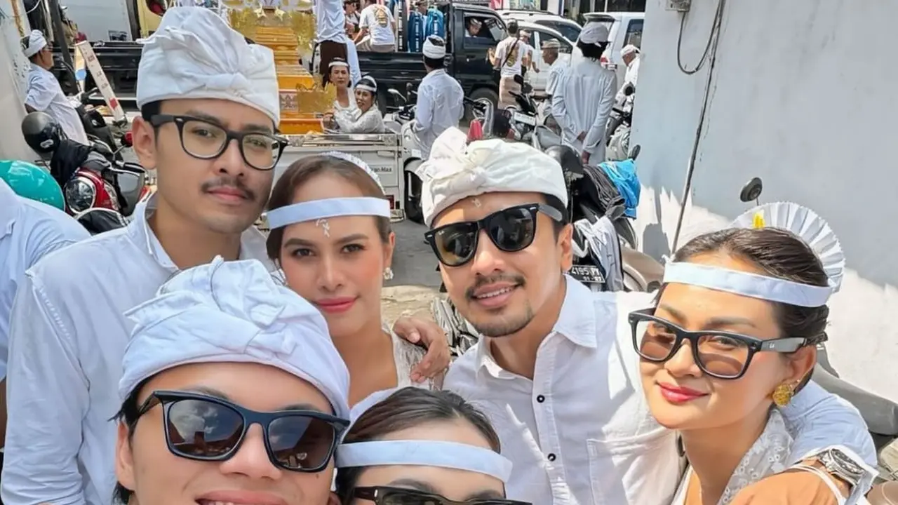 Tampilan Serasi Mahalini Raharja dan Rizky Febian Ikut Upacara Memukur, Pakai Baju Adat Serba Putih dan Tas Hermes Ratusan Juta