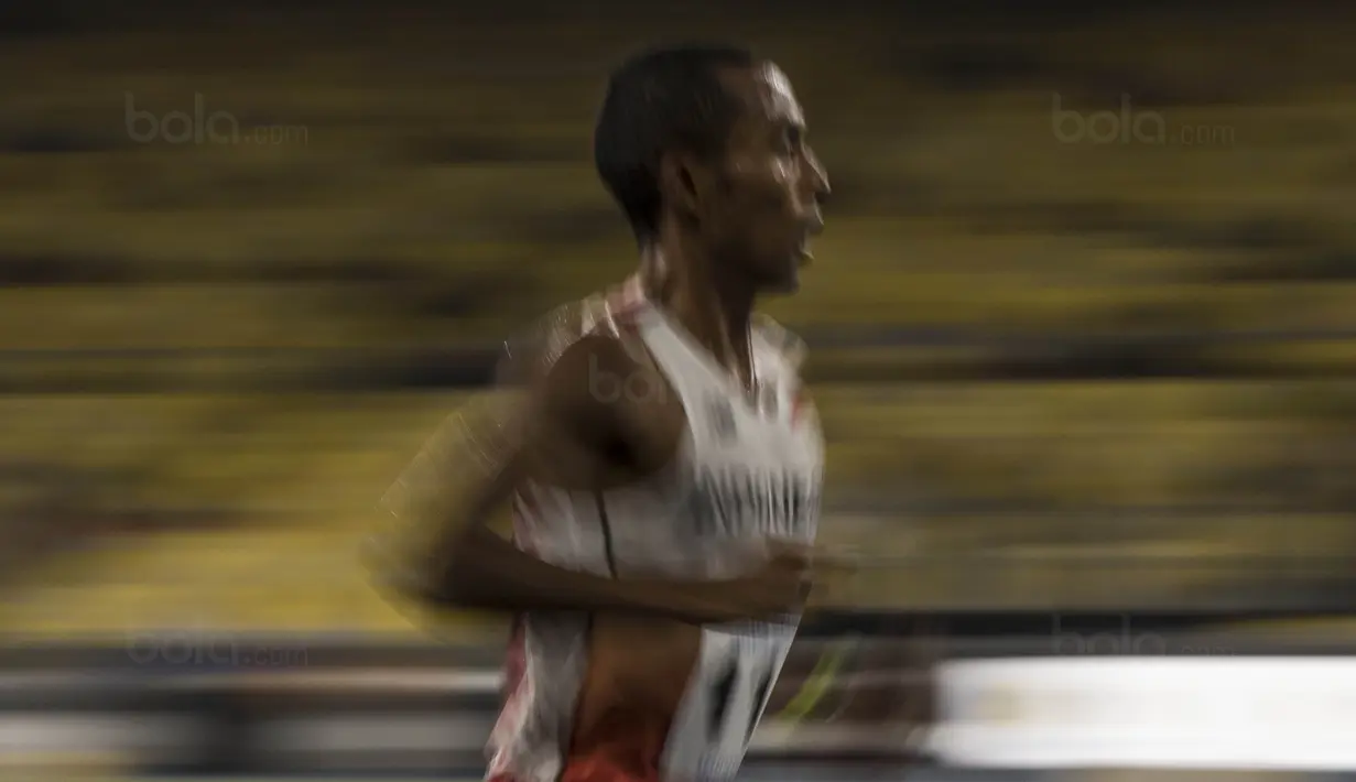 Pelari Indonesia, Agus Prayogo, meraih medali emas SEA Games cabang atletik nomor 10.000 meter di Stadion Bukit Jalil, Kuala Lumpur, Jumat (25/8/2017). Agus menorehkan waktu 30 menit 22,26 detik. (Bola.com/Vitalis Yogi Trisna)
