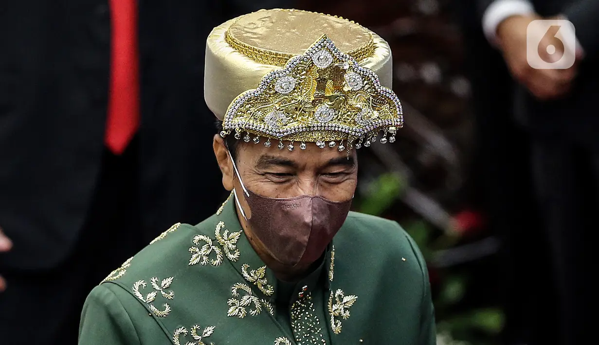 Presiden Joko Widodo mengenakan pakaian adat Baju Paksian asal Provinsi Bangka Belitung saat menghadiri Sidang Tahunan MPR dan Sidang Bersama DPR - DPD Tahun 2022 di Gedung Nusantara, Kompleks Parlemen, Senayan, Jakarta, Selasa (16/8/2022). Jokowi menyampaikan pidato kenegaraan dalam sidang tahunan MPR RI dan sidang bersama DPR RI dan DPD RI Tahun 2022. (Liputan6.com/Johan Tallo)