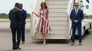 Ibu Negara Amerika Serikat, Melania Trump setibanya di Bandara Internasional Kotoka di Accra, Ghana, Selasa (2/10). Penampilan modis Melania Trump dipadukan dengan heel putih dari Manolo Blahnik seharga sekitar Rp 9 juta. (AP/Carolyn Kaster)