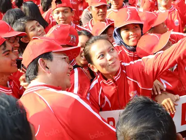 Gubernur DKI Jakarta, Basuki Tjahaja Purnama berfoto selfie bersama atlet DKI Jakarta untuk PON XIX Jawa Barat di Kantor Gubernur, Jakarta, Rabu (7/9/2016). (Bola.com/Nicklas Hanoatubun)