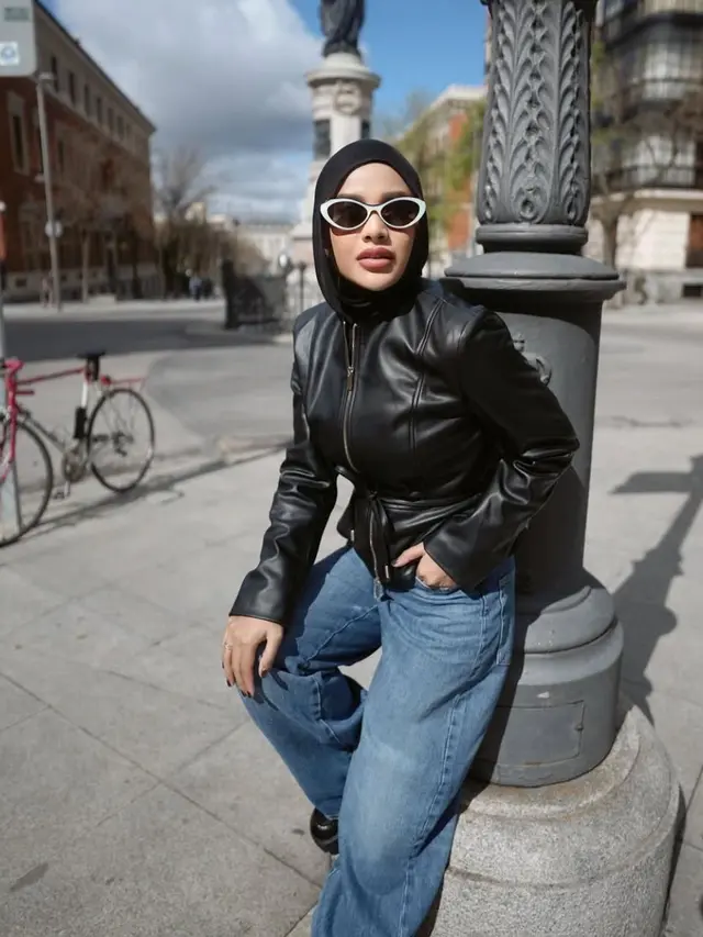 6 Gaya Edgy Aurel Hermansyah Saat Liburan di Madrid, Hijab Look-nya Bikin Kagum!