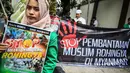 Massa yang mengatasnamakan Solidaritas Muslim Rohingya (SMR) berkumpul di depan Kedubes Myanmar, Jakarta, Jumat (25/11). Para pengunjuk rasa membawa spanduk sambil berorasi soal pembantaian kaum muslim Rohingya di Myanmar. (Liputan6.com/Faizal Fanani)