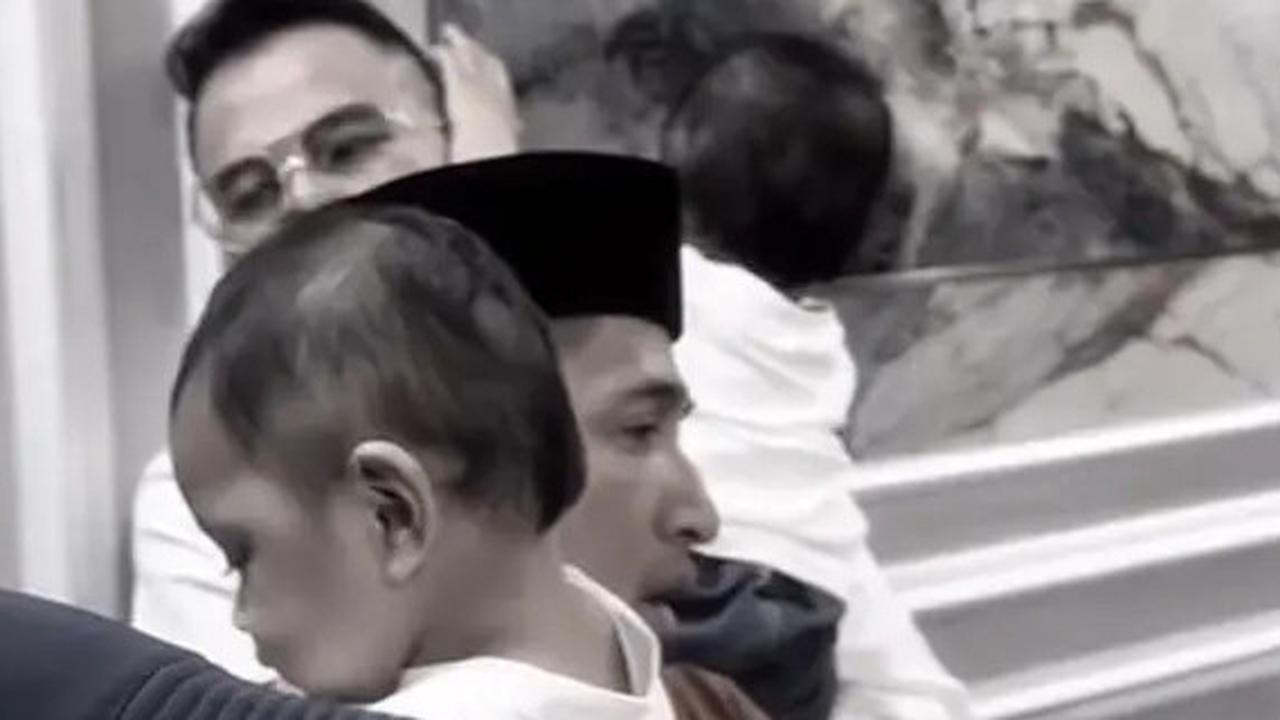 Tangis Haru, Raffi Ahmad dan Irfan Hakim Gendong Anak Kembar Mpok Alpa di Tengah Suasana Duka