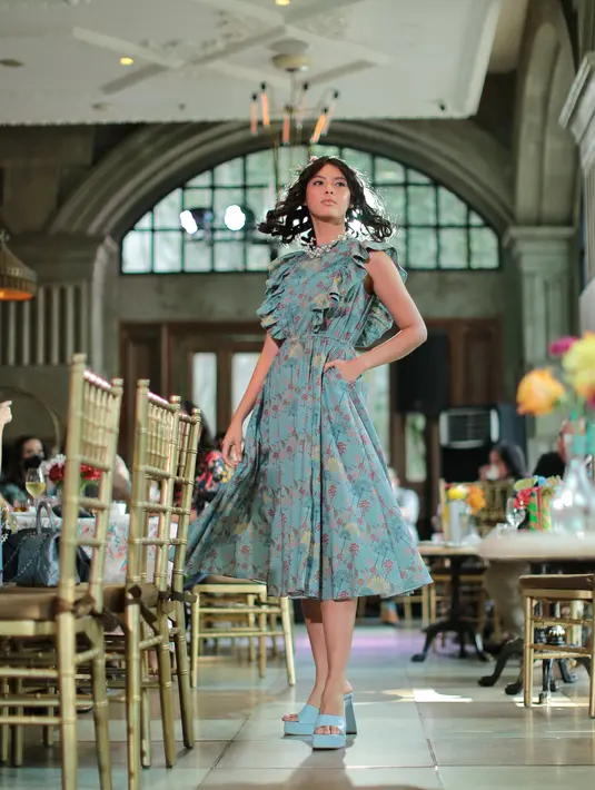 Selain prints, aksen khas koleksi Baha Gia pada debutnya adalah hiasan pleats dan ruffle yang menambah kesan manis namun tetap berwibawa (Foto: Fimela.com/Adrian Putra)