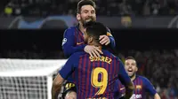 Bintang Barcelona, Lionel Messi dan Luis Suarez,, melakukan selebrasi usai mencetak gol ke gawang Liverpool, Kamis (2/5/2019) dini hari WIB. Barcelona menang 3-0 di Estadio Camp Nou.  (AFP / Javier Soriano)